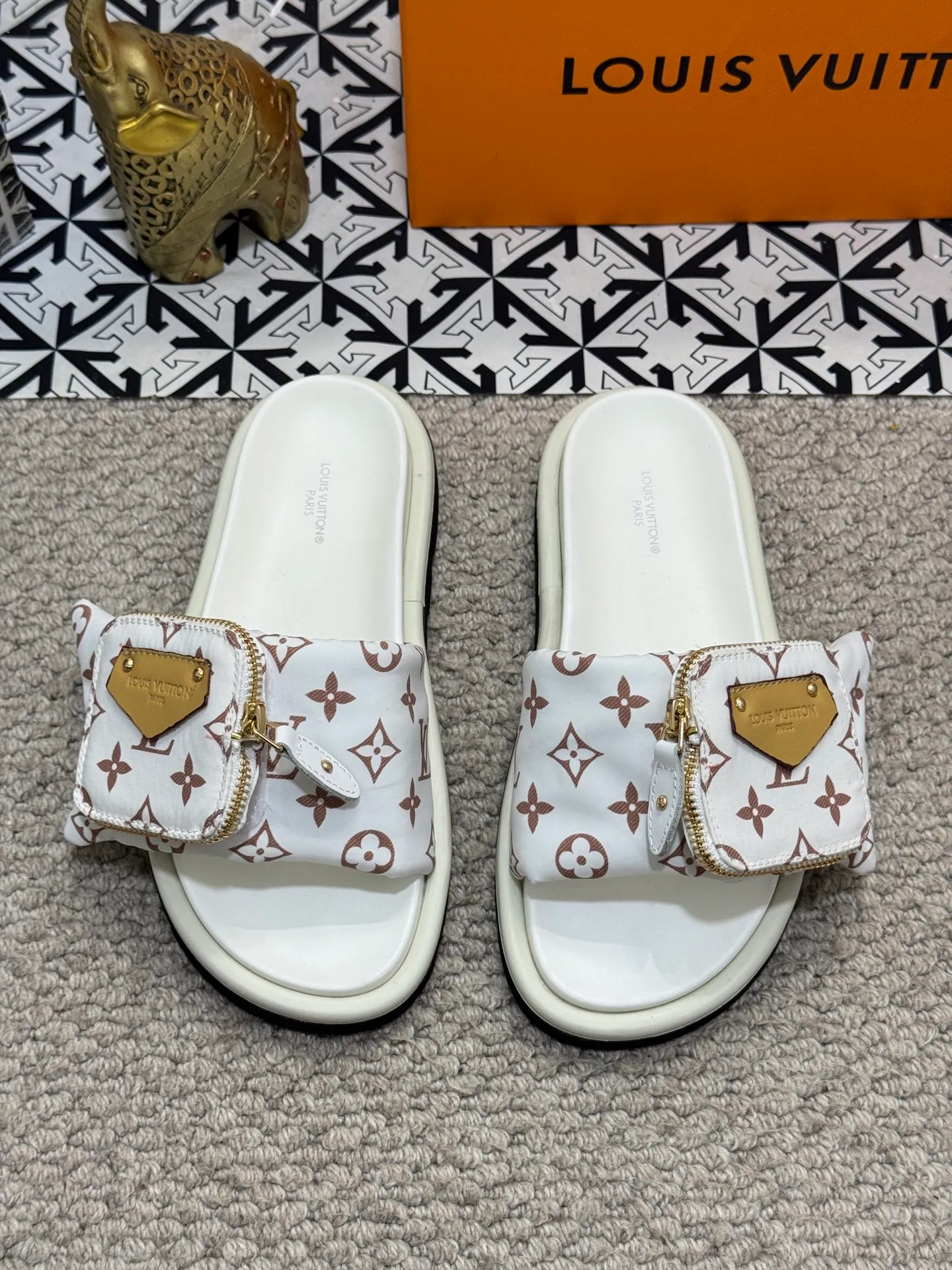 Men's shoes 💰400 [New style] 🦇🦇Top original order [Louis Vuitton] Couple style 👫Spring and summer style🎯🎯As an active family in the fashion industry ⭐ Lv is characterized by bold innovation ⚡Fabric down cloth🔥 Combined outsole, clean and tidy ⚡Fashionable and generous🌹Multiple colors available..Size: 36-44 (45 customized